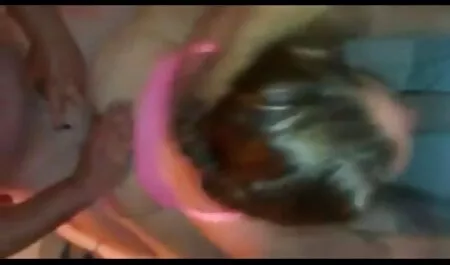 مادر بزرگ موی سرخ با شور و اشتیاق می خورد و روی صورتش تقدیر می کند عکس کیر خفن