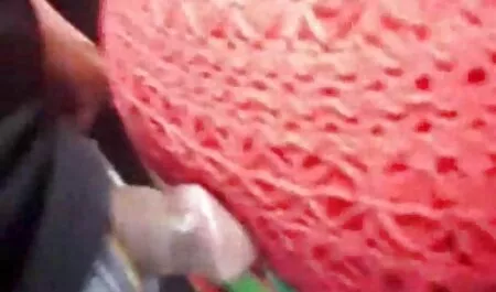 مادر شلوغ در بیکینی نارنجی در عکسهای سکسی خفن متحرک آپارتمان قدم می زند