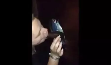 دختری گیفسکسی خفن که زیر شلوارها و شورت ها قرار دارد با انگشتان دست بیدمشک می دهد