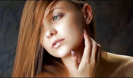 زن موی قهوه ای خال کوبی عکس های سوپر خفن برهنه در رختخواب می خوابد