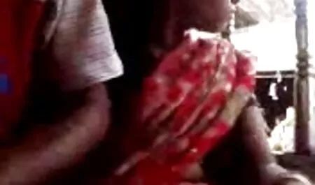 پس از سینه زنی عکس های سکسی و خفن روی مبل ، یک آیدن استار سیاه در یک باریک به رنگ روشن قدم گذاشت