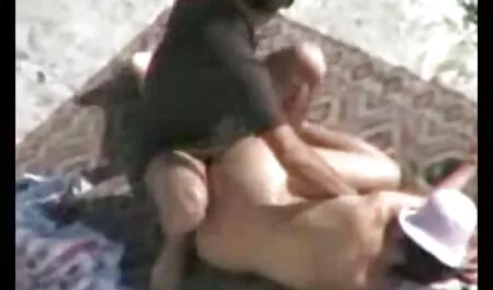 مرغ عکس خفن ترین سکس های جوراب ساق بلند الاغ های خود را در برابر پس زمینه طبیعت نشان می دهند