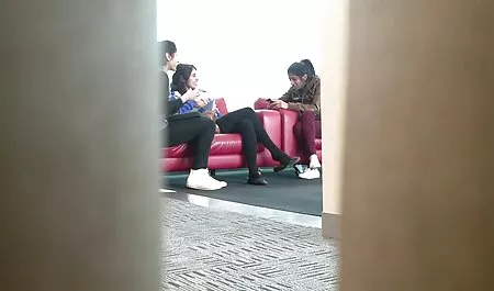 بلوند آبدار با ویبراتور سرگرم کننده است و تصاویر خفن سکسی معشوق خود را در اتاق خواب می ریزد